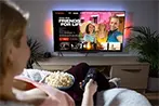 Mulher assistindo tv ao vivo online em casa